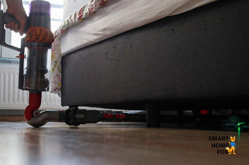 Dyson V15 Flexadapter zwischen Powereinheit und Saugrohr, beim Saugen unter dem Bett